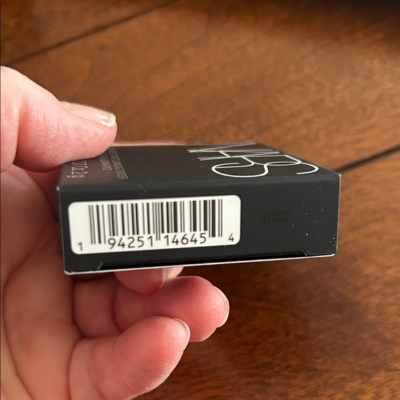 NARS Luminizing Powder in Black Compact - Picture 4 of 4